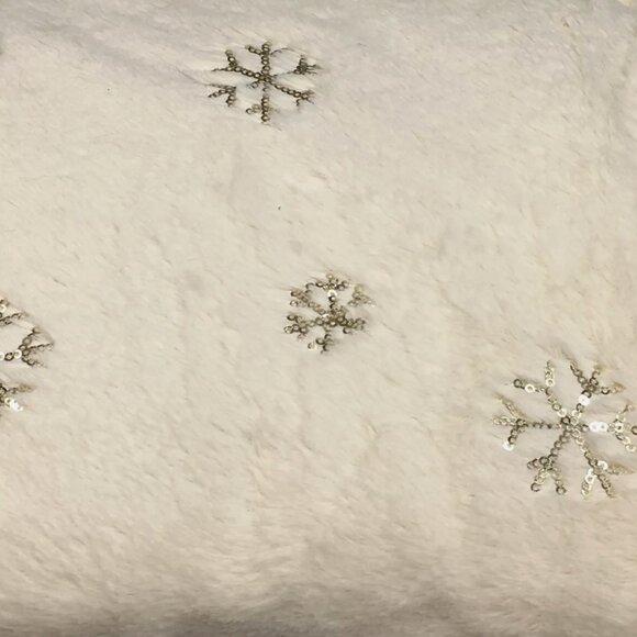 NEW THRO Gold Sequins Snowflakes Ivory Faux Fur Throw Blanket Christmas Holidays - Picture 7 of 8